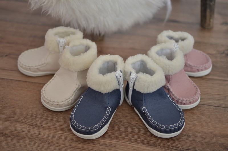 KK-prvni-boty-winter-bile-modre-ruzove