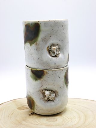 Jemný, tichý a pritom s dušou lesa 🤍🌿 Tento hrnček vznikol z pokojného rytmu hliny a ohňa. Krémová glazúra s jemnými...