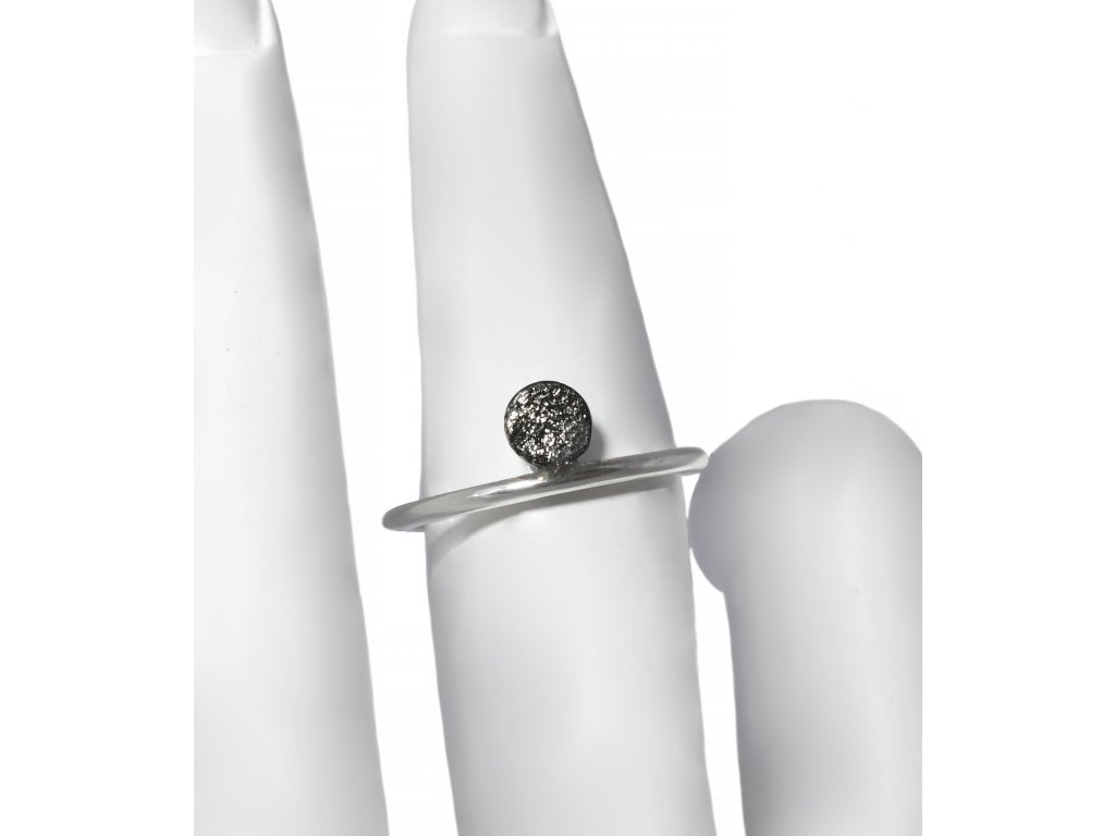 Dámský stříbrný minimalistický prsten Luna s černou placičkou (Velikost prstenu 76 (24,3mm))