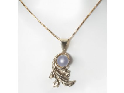 Women's gold baroque necklace with pearl