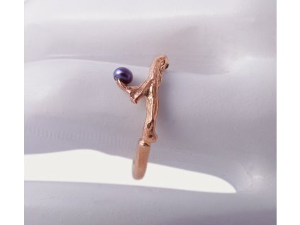 Pozlacený  minimalistický prsten Berries dámský ze stříbra s perlou