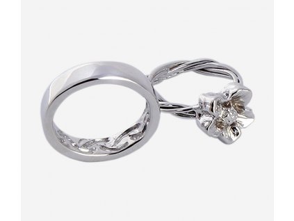 Gold wedding rings with a white gold flower