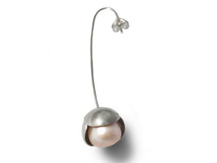 One Bowpearls dangle earring with a larger pearl