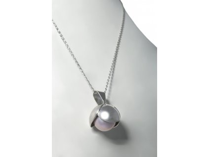 Women's pearl necklace Bowpearls with a flower