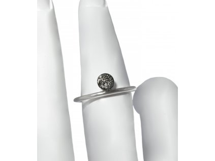 Dámský stříbrný minimalistický prsten Luna s černou placičkou