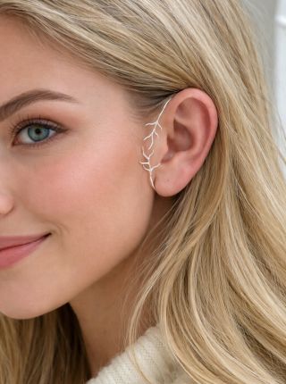 Jemnost, která přirozeně splývá s linií ucha. Organický tvar inspirovaný přírodou se stává součástí tváře – nenápadný, a...