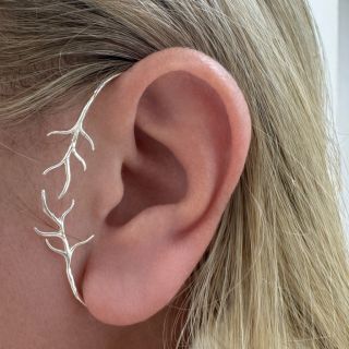 Jemnost, která přirozeně splývá s linií ucha. Organický tvar inspirovaný přírodou se stává součástí tváře – nenápadný, a...