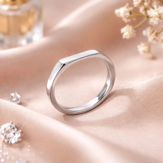 Minimalismus, který má sílu. Tento prsten je důkazem, že i čistá linie dokáže říct všechno. Nenápadný z dálky – ale když...