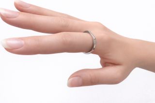 Minimalismus, který má sílu. Tento prsten je důkazem, že i čistá linie dokáže říct všechno. Nenápadný z dálky – ale když...