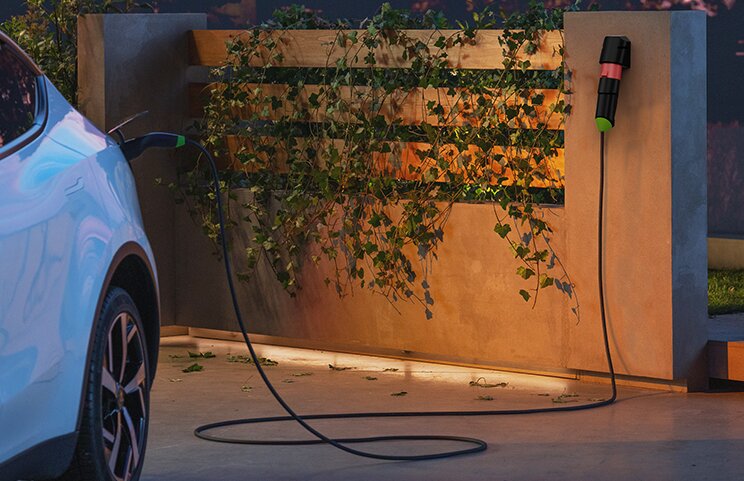 Elektromobil nabíjaný mobilnou nabíjačkou Habu pri dome