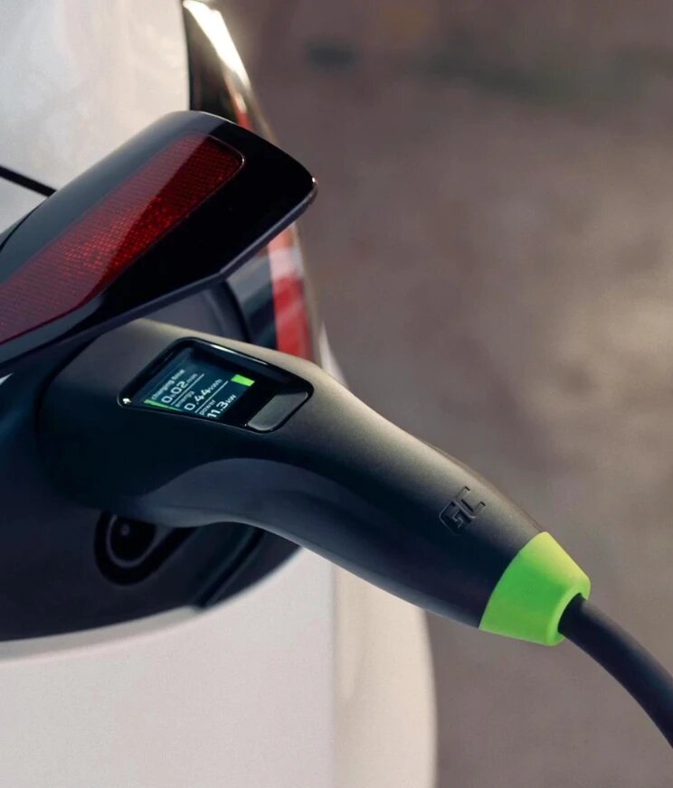 Nabíjačka Habu zapojená v nabíjacom porte elektromobilu