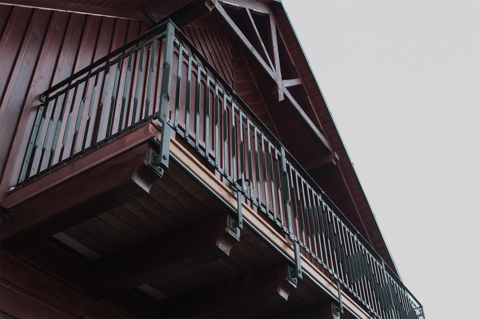 Kovaný balkon s terasou v Novém Hrozenkově: Proč nekopírujeme jiné autory