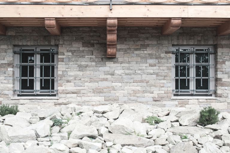 Kované okenní mříže na horskou chatu: Soukromí na prvním místě