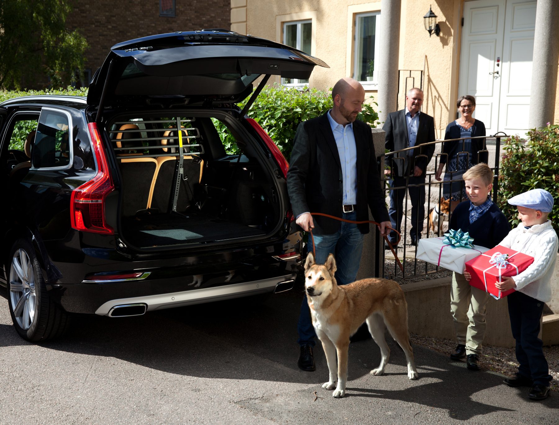 miljöbild_variobarrier-52014_man_2barn_morföräldrar_hund_sommar_400X300mm_300dpi_print-1800x1368