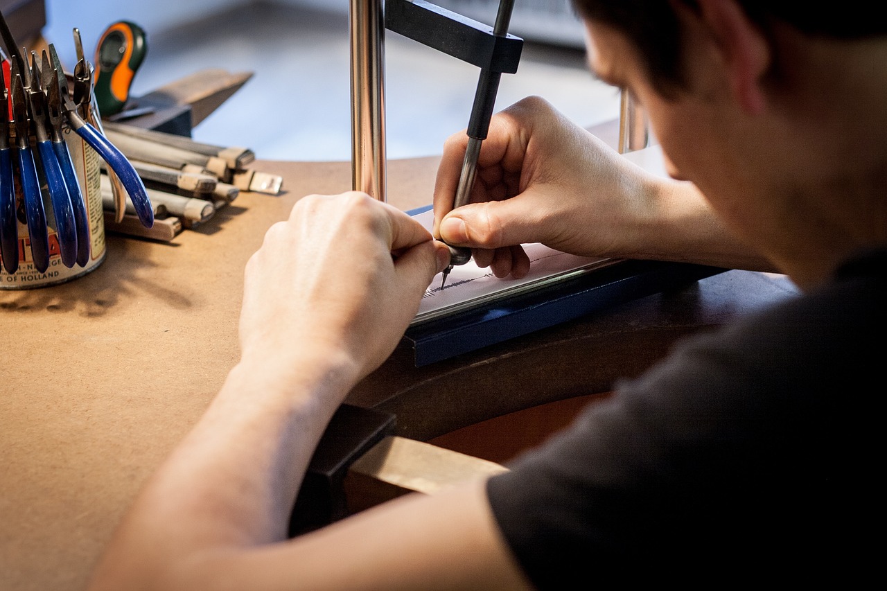 Rytí a gravírování zlatých šperků