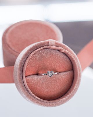 I dnes u nás nakoupíte na Valentýna 💗 a šperky s brilianty dokonce s 20% slevou 😍💍💠💎 Jsme tu pro Vás do 14.00 💓