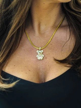 Jemnost a hravost, která zaujme na první pohled ✨🐻 Zlatý náhrdelník s detailně zpracovaným přívěskem je šperk, který...