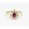 Prsten ze žlutého zlata s rubínem s diamanty Y078