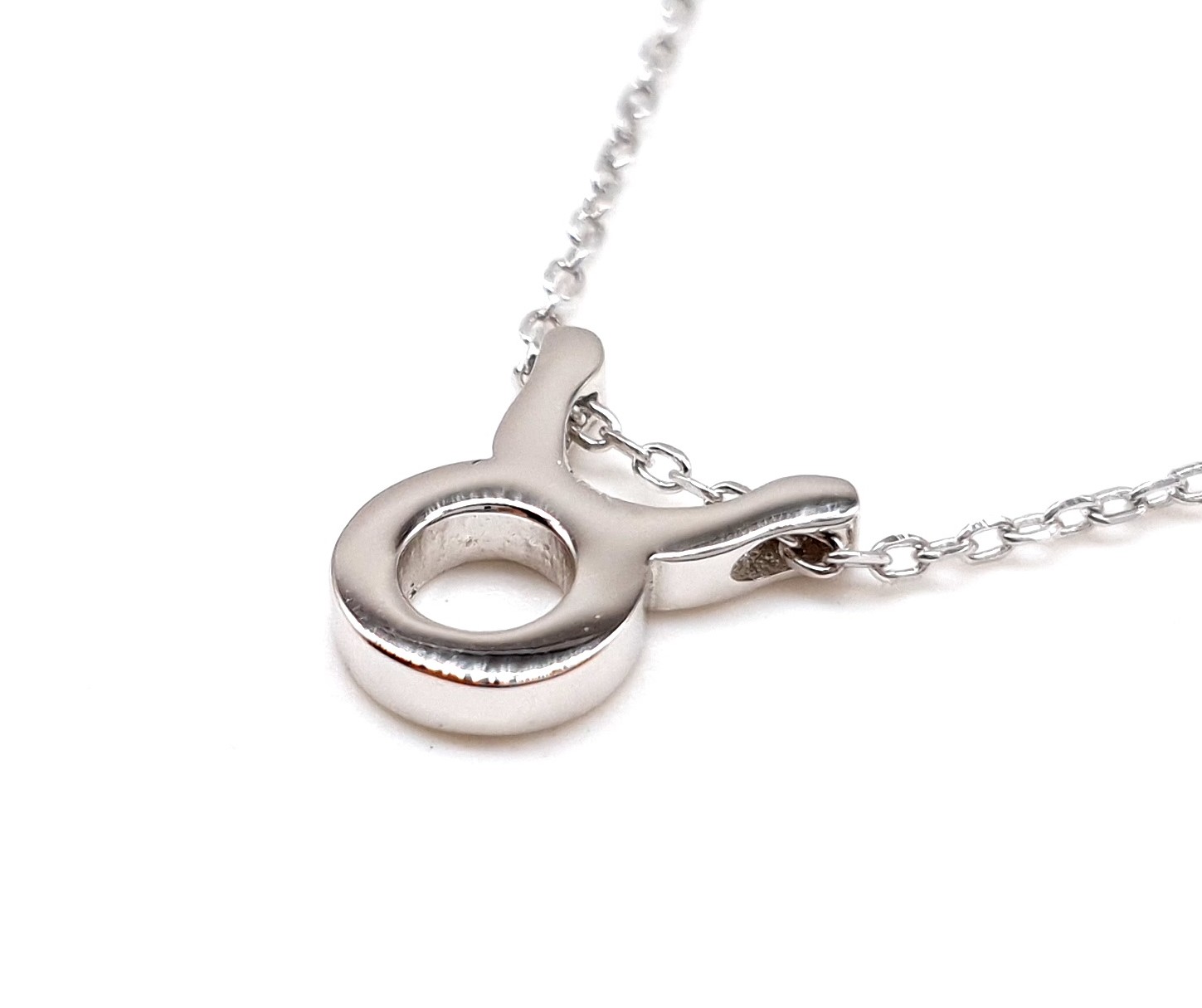 Stříbrný náhrdelník s přívěskem - znamení Býk