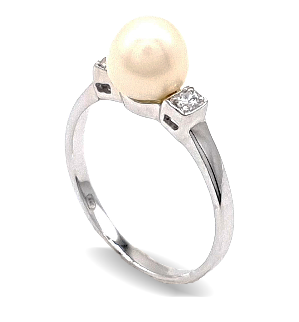Stříbrný prsten s perlou obklopenou zirkony
