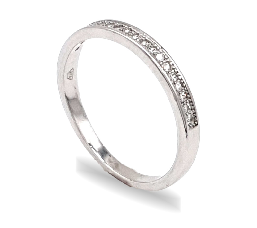 Stříbrný prsten zdobený zirkony po obvodu
