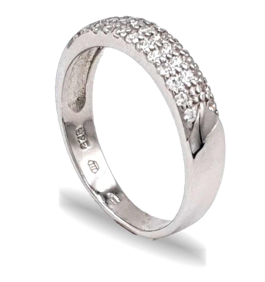 Stříbrný prsten zdobený zirkony po obvodu