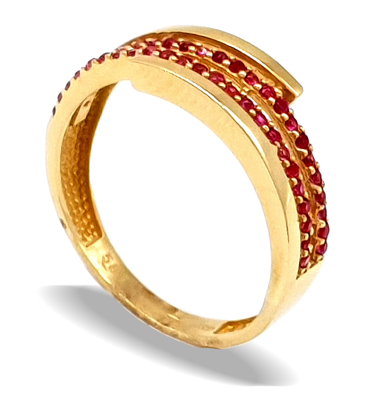 Prsten ze žlutého zlata ozdobený rudými zirkony