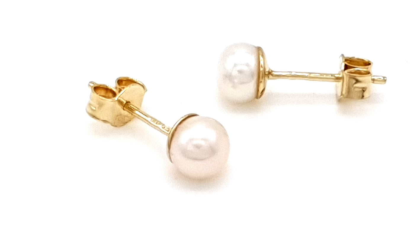 Drobné náušnice s perlou na puzetu