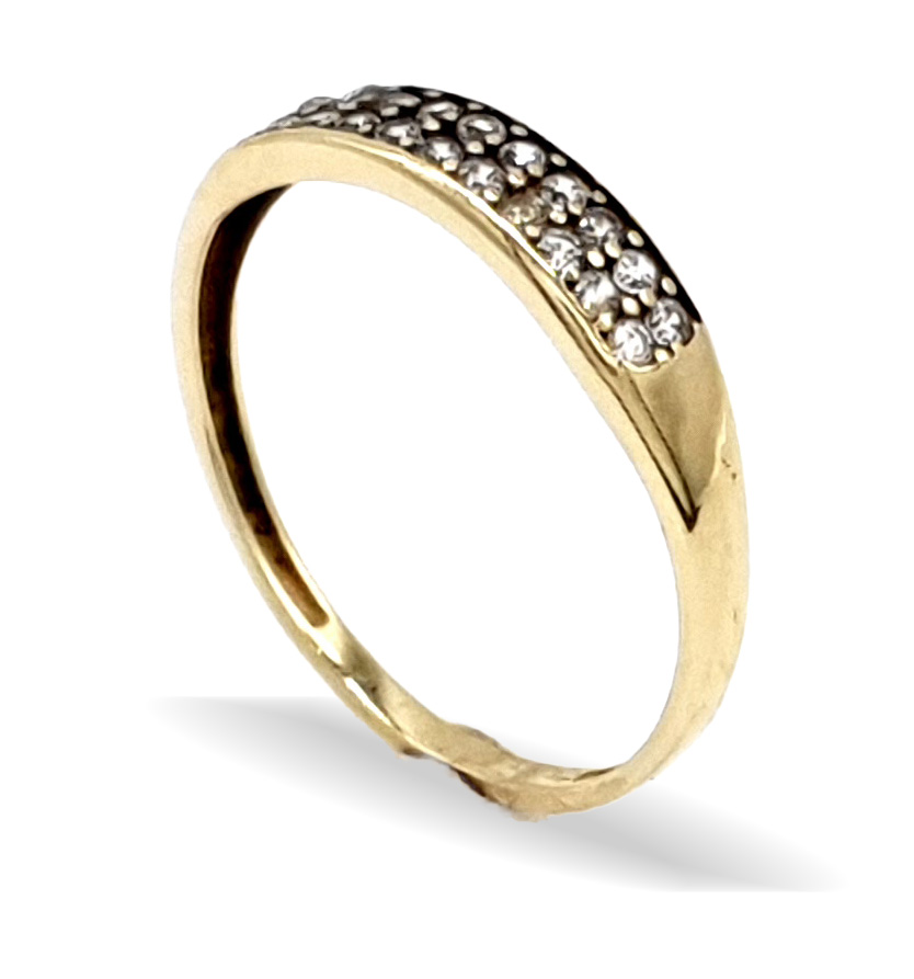 Zlatý prsten zdobený po obvodu zirkony