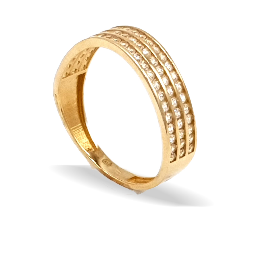 Zlatý prsten zdobený zirkony po obvodu