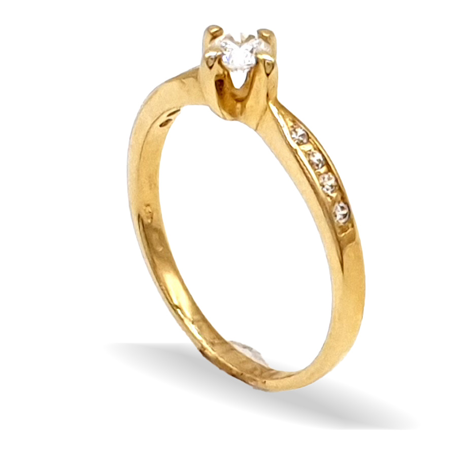Zásnubní zlatý prsten zdobený zirkony