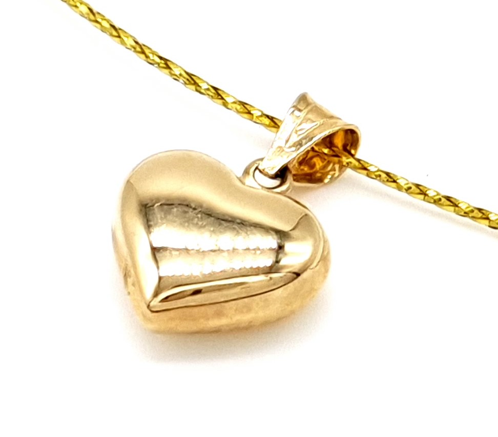 Zlatý přívěsek ze žlutého zlata ve tvaru srdce