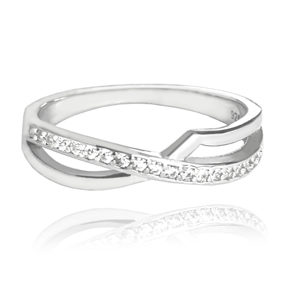 MINET Křížený stříbrný prsten s bílými zirkony Velikost prstenu: 62