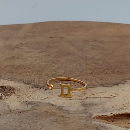 blizenci ocelovy prsten klenoty zeme zlaty jemny