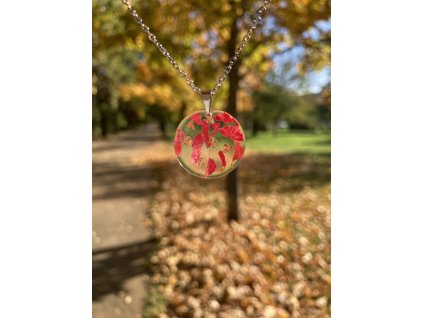 Přívěsek s růží a zlatými šupinami