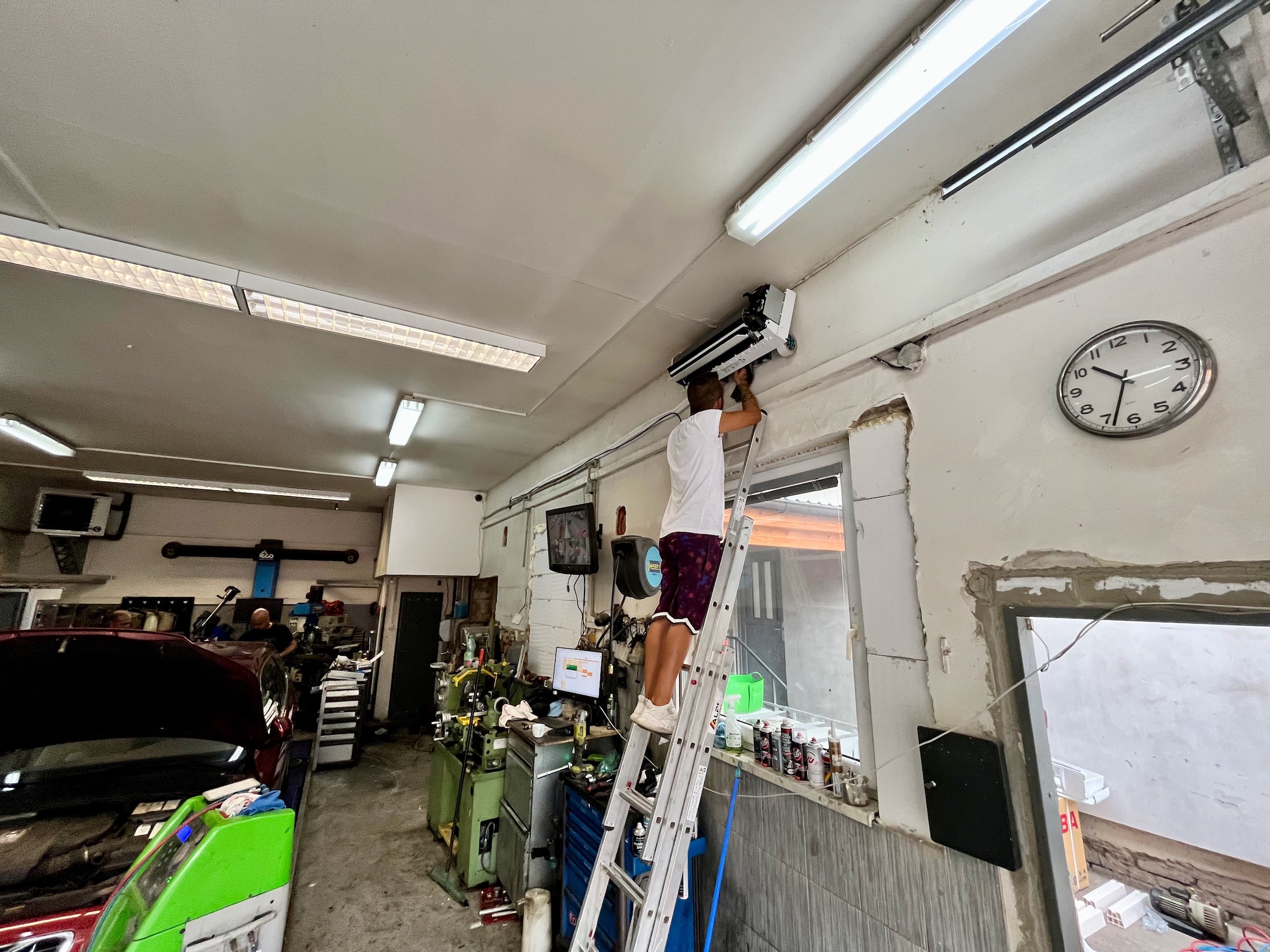 Montáž klimatizačních jednotek do autoservisu