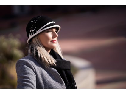 Bonneta Rabionek Dmsk elegantn vlnn klobouk s plastickou ozdobou Melissa ernobl