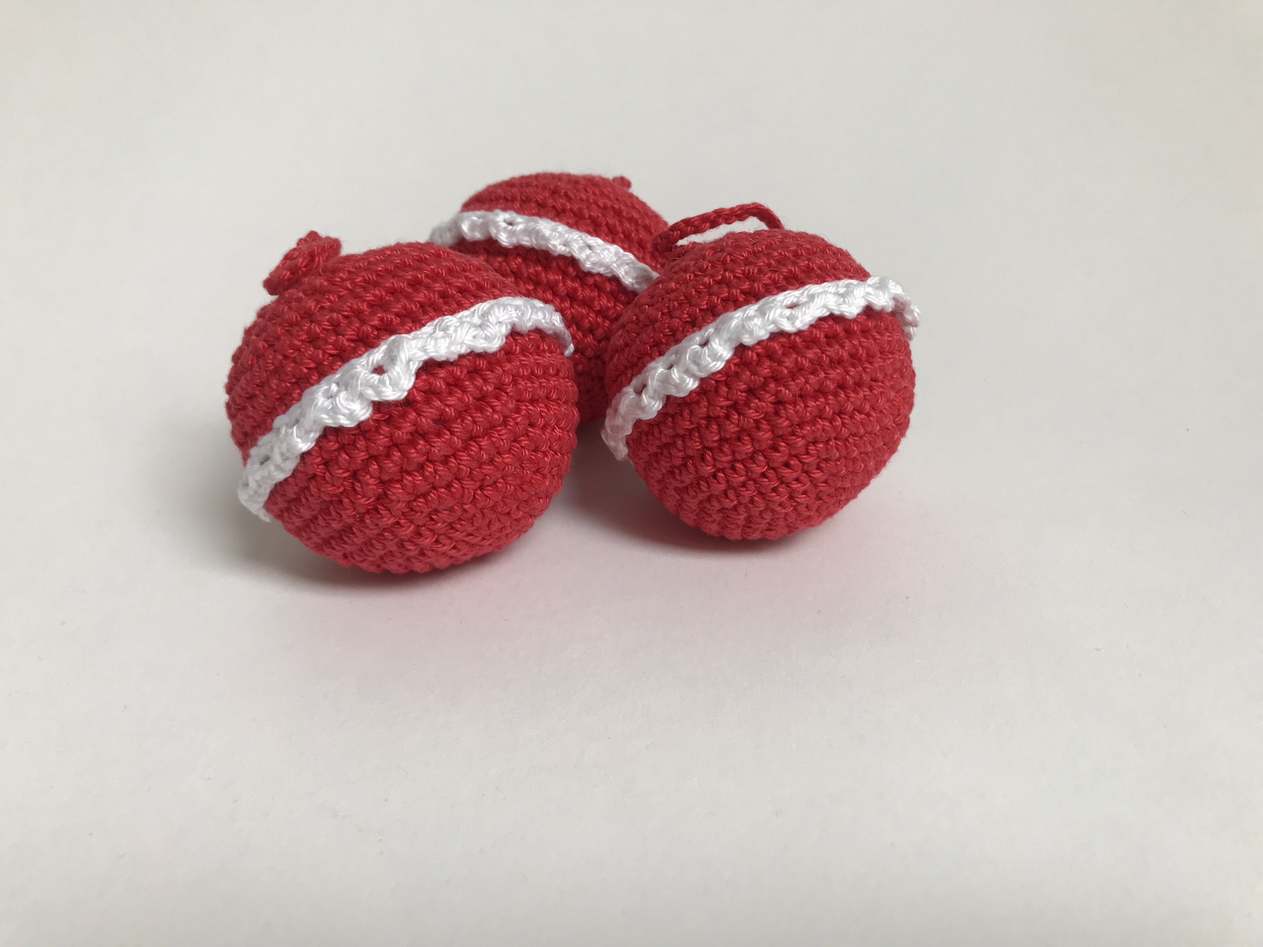 Háčkovaná koule s aplikací