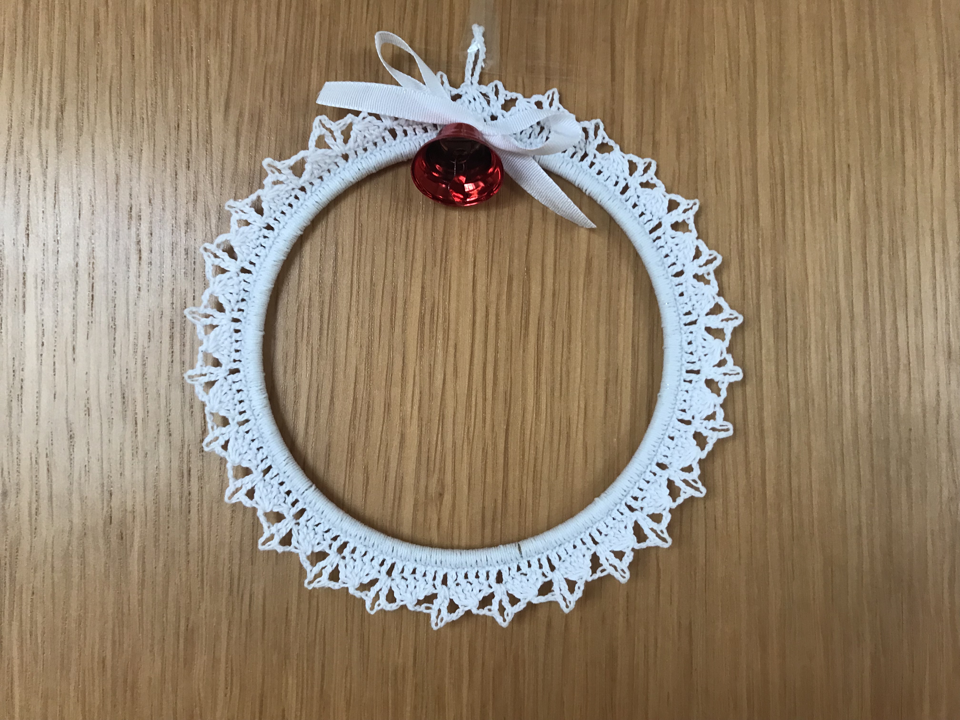 Háčkovaná ozdoba se zvonečkem