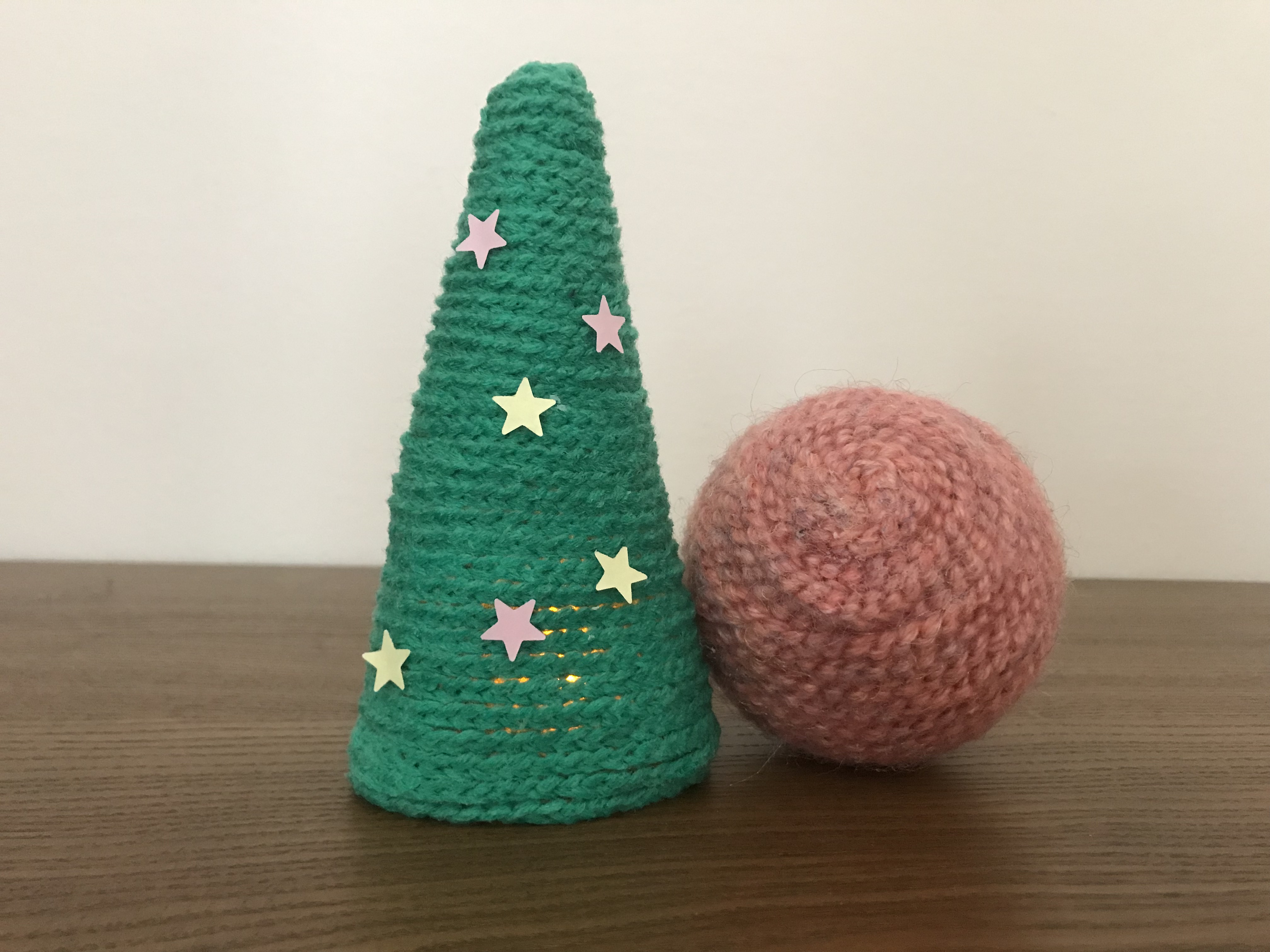 Háčkovaný stromek a koule