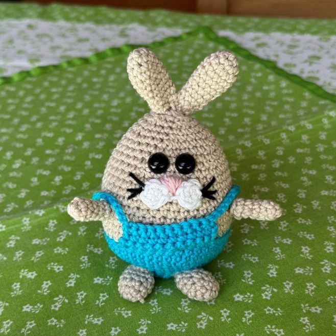 Háčkovaný zajíček - vajíčko #crochet #easter #hackovani #velikonoce #velikonocnidekorace #easterdecor