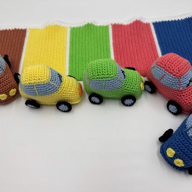 Autíčka, tentokrát i se svým stáním. #crochet #hackovani
