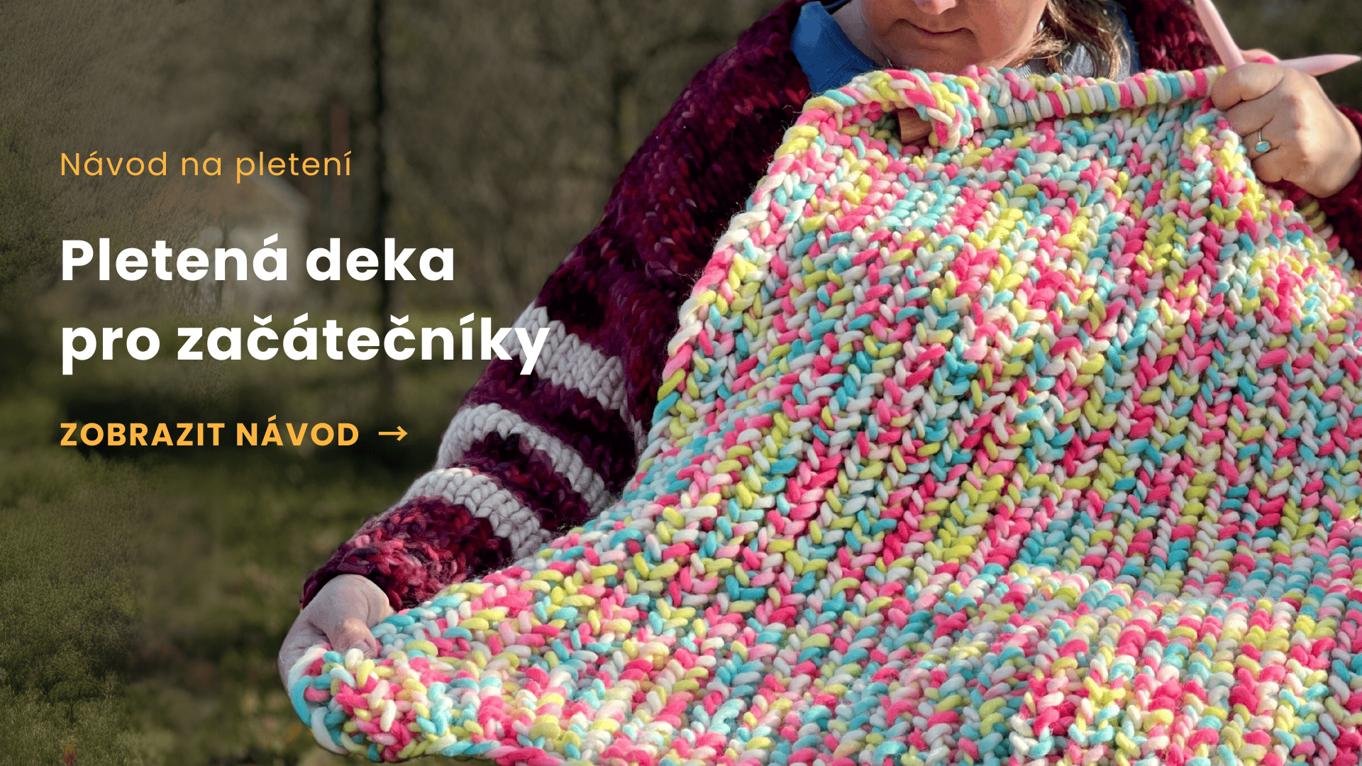 Pletená deka pro začátečníky z vlněné příze The Wool. Menší zimní deka dobře poslouží jako hřejivý přehoz přes nohy. Její velikost umožňuje zabalit si nohy nebo ji použít jako pléd přes ramena. Deka je pletená z naší nejobjemnější příze THE WOOL, a tak vá