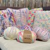 Pletené polštáře z vlny The Wool na 15mm jehlicích v barvách Hand Painted Sprinkle, Marshmallow, Neon Marshmallow, Yarnicorn