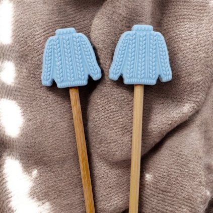 Zarážky na jehlice – modrý svetr