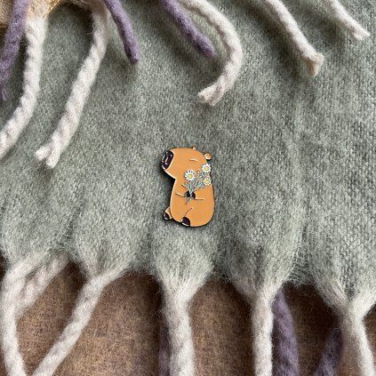 Pin kapybara s kvítím