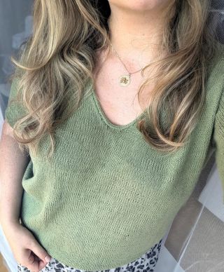 #cumulustee taková má letní klasika 🐝 Použila jsem Tynn Line, krásnou směsici, která je moc příjemná na nošení. A zelenou...