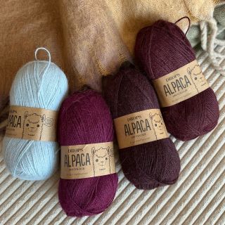 Bude letos na podzim zase v kurzu burgundy? My jsme ready s novými odstíny v nabídce Drops Alpaca: • 9044 tmavá grape 🍇 •...
