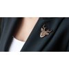 modelka v saku s drevenou brozi deer brooch (2)