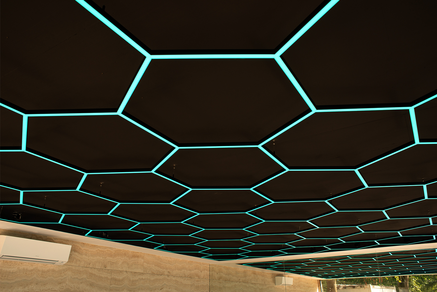 Garage mit Hexagon Beleuchtung